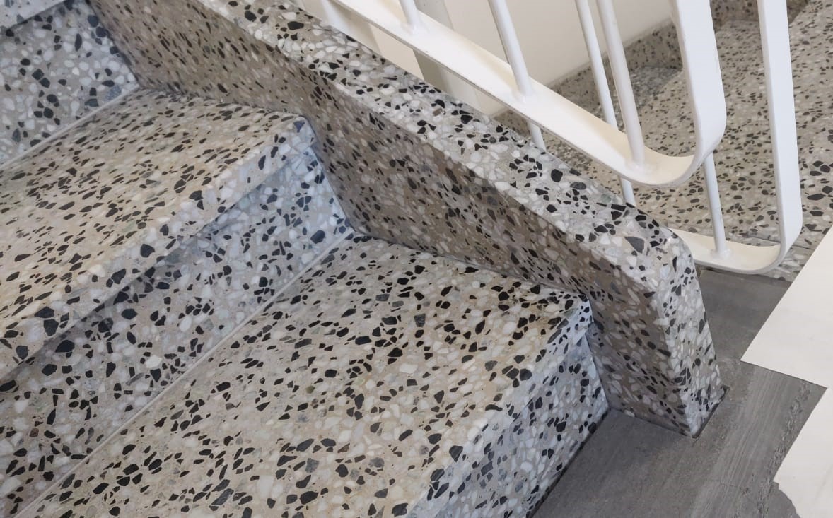 Uudiskohteen rikkoutunut portaan reisiosa - jälkeen