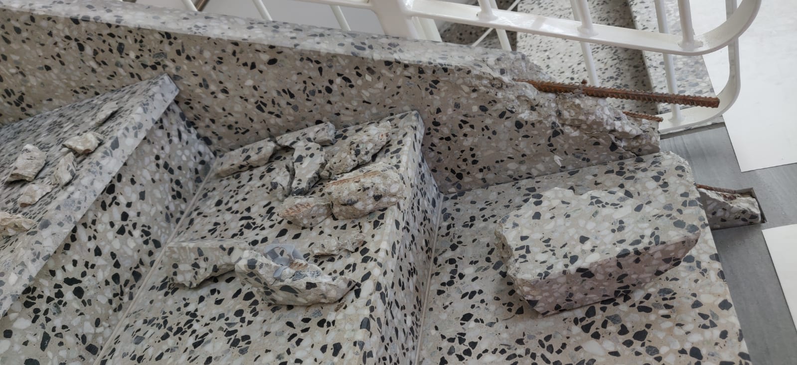 Uudiskohteen rikkoutunut portaan reisiosa - ennen