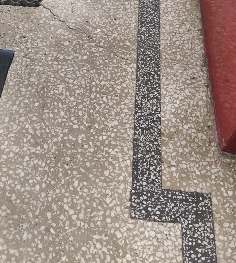 100 v lattia - ennen kunnostusta