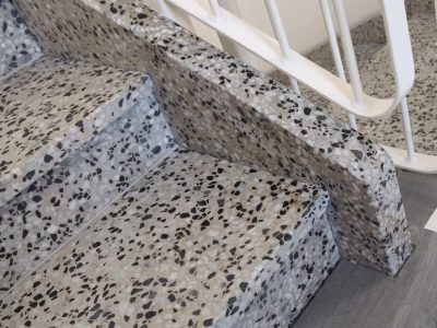 Uudiskohteen rikkoutunut portaan reisiosa - jälkeen